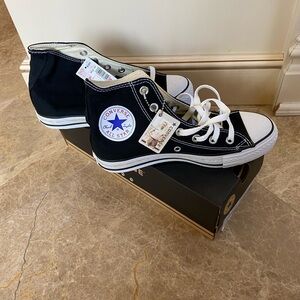 Converse All Stars Chuck Taylor women's size 7. NWT.  Stains and discoloration.